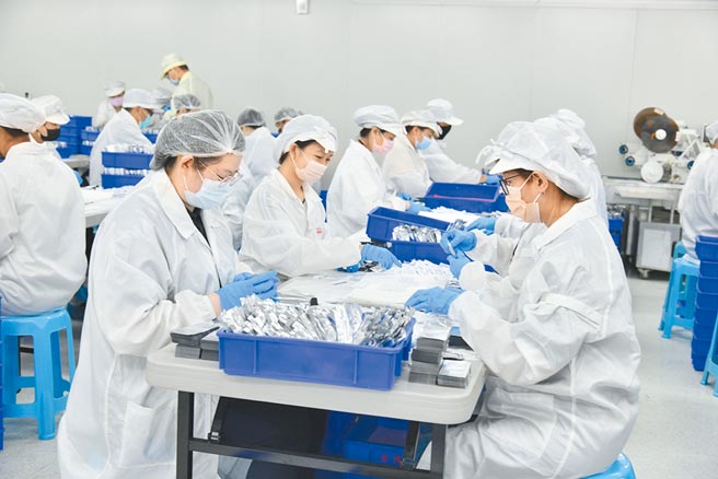 泰博科技快篩試劑製造現月產量約700萬劑快篩，引入自動化生產設備後，7月月產量可望達到3000萬劑。（新北市府提供）