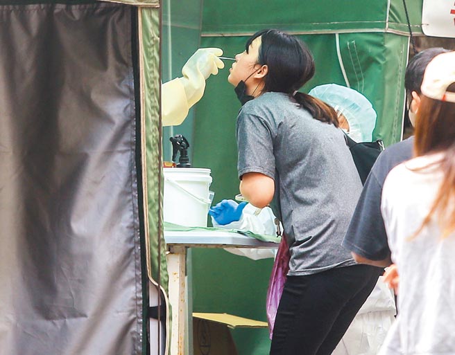 沈富雄說，陳時中向他強調，防疫政策不會回到「清零」。圖為國內疫情攀升，民眾篩檢需求也大量增加。位於永和的耕莘醫院，26日有許多民眾前來做PCR篩檢。（粘耿豪攝）