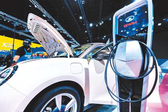 日本知名车用电子供应商「电装株式会社」（DENSO）昨日和联电共同宣布，两家公司将在联电日本子公司的12吋晶圆厂合作生产车用功率半导体，预计明年上半年量产，以满足车用市场日益成长的需求。（路透）