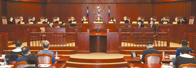 民团声请释宪主张人民有「资讯自主权」选择退出的权利，现行法规命令无须经个人同意的调阅方式违宪，司法院大法官会议26日在审判长许宗力（中）主持下，宪法法庭举行言词辩论。（季志翔摄）