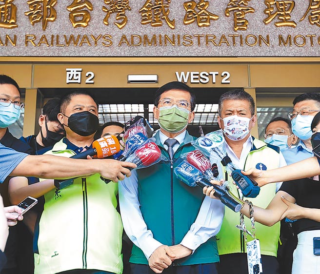 交通部长王国材（中）26日再度与台铁工会沟通后，表示工会还是维持五一不加班的决定，交通部尊重他们的决定，也会把应变计画做好。工会理事长陈世杰（左2）也出面受访。（郑任南摄）