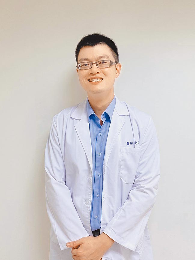 嘉义基督教医院胃肠肝胆科主治医师张力仁指出，食道癌患者可选择食道金属支架帮助吞咽。（张力仁医师提供）