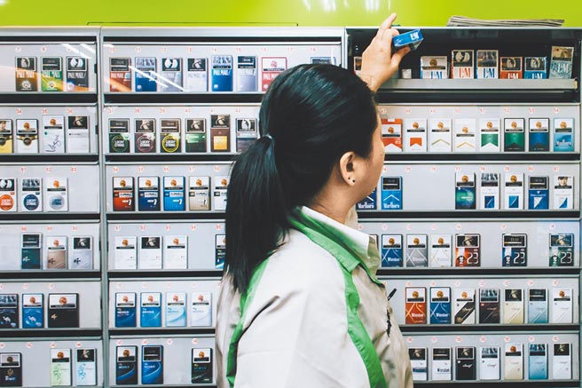 圖為便利超商所販賣之菸品。（本報資料照片）（吸菸有害健康）