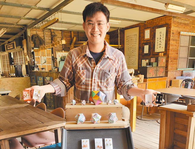 張育豪以和紙摺出精巧的耳環，每對都要花上1小時才能完成。（張育豪提供／劉秀芬台南傳真）