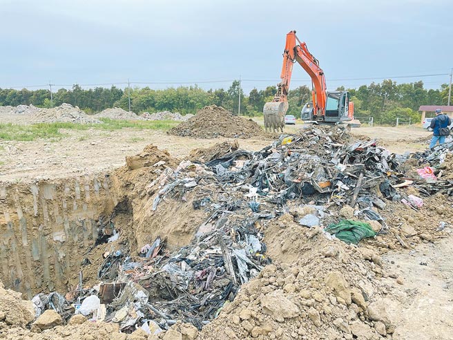 台糖公司土地長期被蔡姓男子等人濫倒廢棄物，台南地檢署查出台糖公司陳姓巡查股長涉嫌包庇。（南檢提供／洪榮志台南傳真）