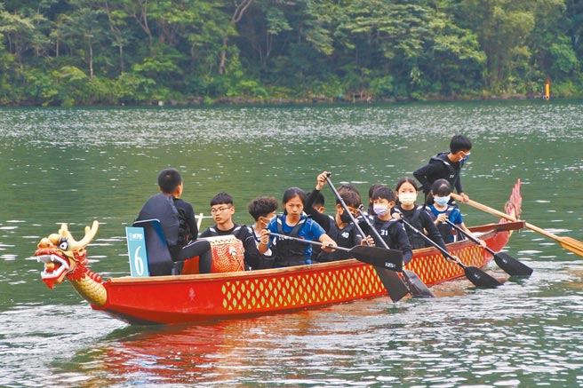 嘉义县民雄国中轻艇队近日将挑战划龙舟横越黑水沟到澎湖，日前队员们在花莲鲤鱼潭练习竞技龙舟。（尤为立提供／吕妍庭嘉义传真）