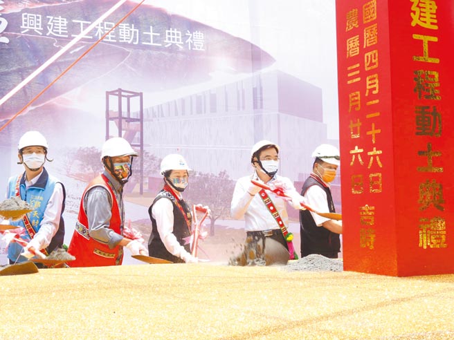 花莲县光復乡马太鞍部落「丰羽园区」歷经10年、15次流标，26日终于动土开工，原民会主委夷将·拔路儿（右二）与县长徐榛蔚（右三）出席典礼，祈求工程能在明年底圆满完工。（罗亦晽摄）