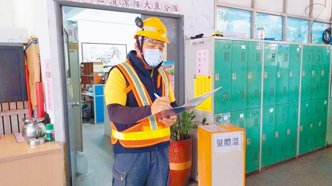 台北市环保局中山区清洁队员张光荣精通铁木工及各种机械、电子零件维修，队上设备或机具损坏，他都能就地取材修復，获表扬为模范清洁职工。（台北市环保局提供／张立勋台北传真）