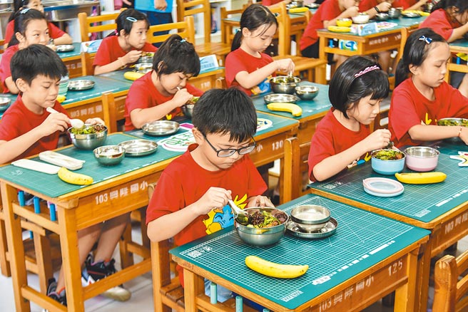 新竹县教育局调整菜色推国中小「聪明营养午餐」，学生们都吃得津津有味，5月起国小每人每餐调高到50元，国中53元。（罗浚滨摄）