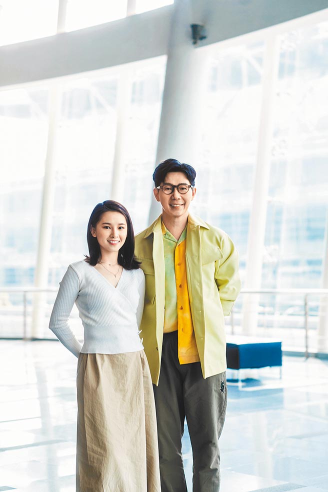 品冠（右）日前拍攝新歌MV，邀來演員盧以恩合作。（種子音樂提供）