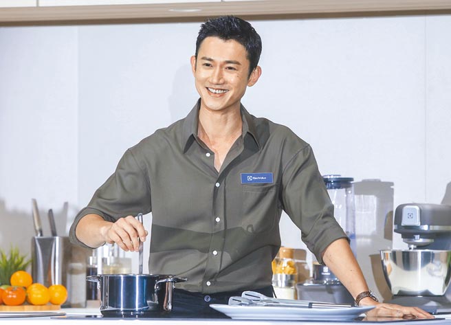 吳慷仁昨出席代言的精品家電新品上市記者會，對自己廚藝展現自信。（粘耿豪攝）
