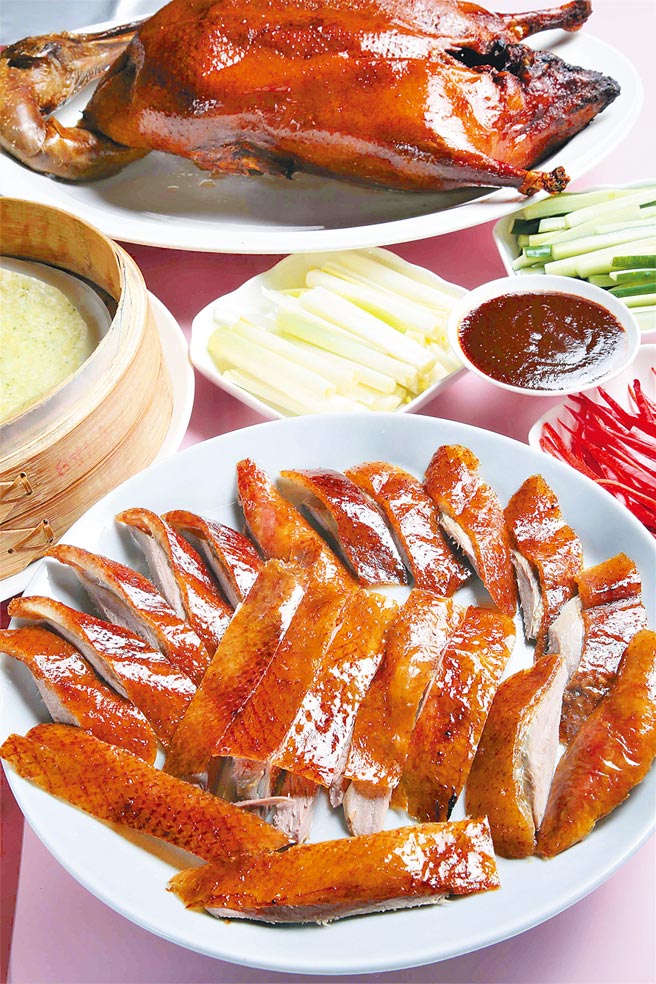 1.點水樓推出母親節6人特餐，將人氣菜色網羅進菜單，圖為招牌料理點水烤鴨。（點水樓提供）