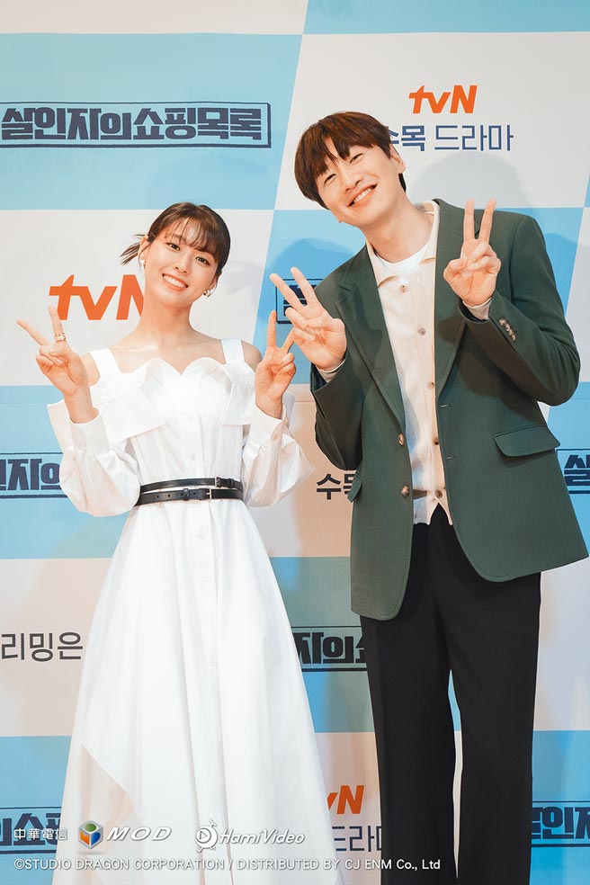 李光洙（右）、雪炫在《杀人犯的购物清单》中情牵20年。（爱尔达电视提供）