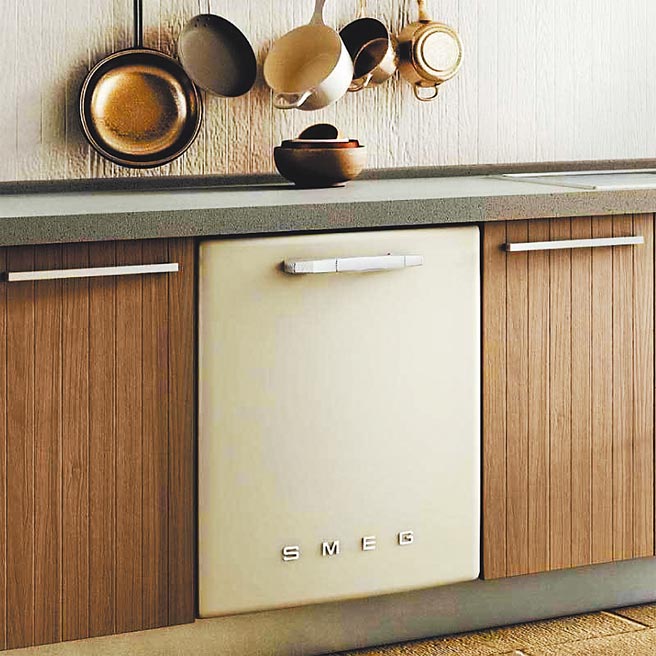 新光三越SMEG熱銷洗碗機系列，以豐富色彩吸引顧客，推薦價8萬6000元。 （新光三越提供）