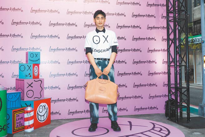 章广辰说自己从小就爱画画，看到Andre的设计作品特别有感。（吴松翰摄）