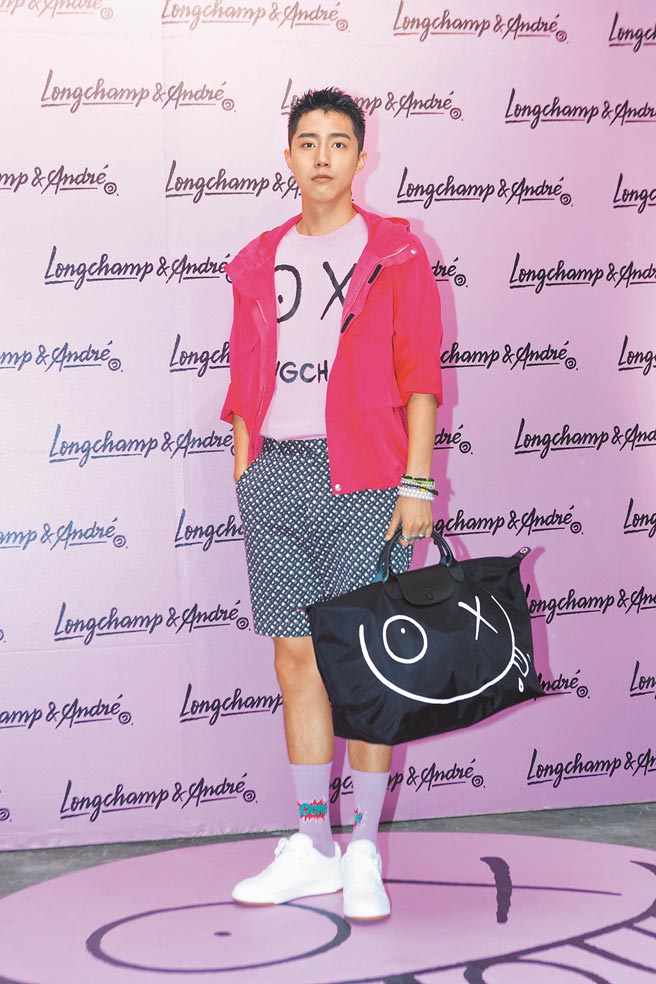 蔡凡熙一身潮流装束十分吸引人，他说自己近日迷上手炼串珠造型，很满意自己今天的打扮。 （吴松翰摄）