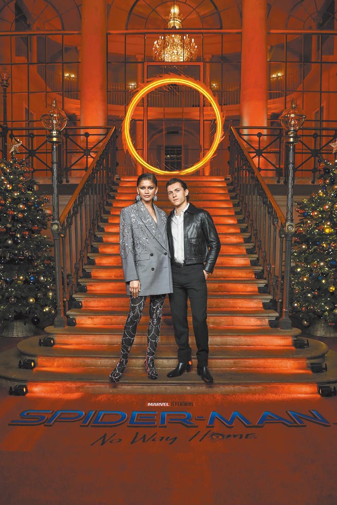 辛蒂亚（左）爱穿灰色服饰，穿Alexander McQueen亮片西装宣传《蜘蛛人》，还有男友汤姆霍兰德相伴。（美联社）