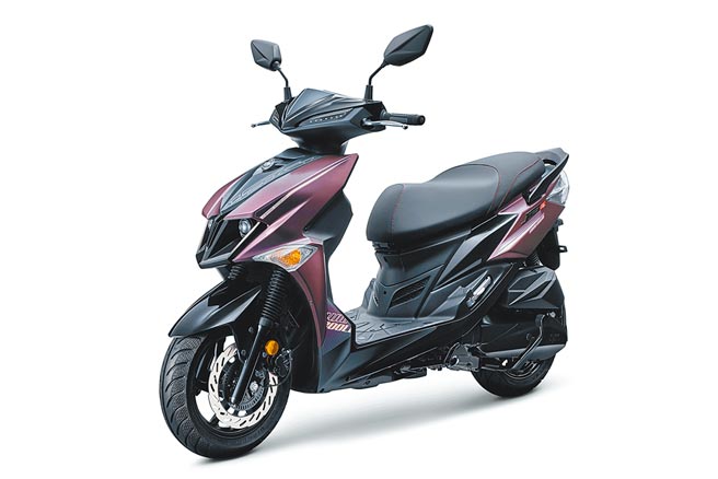 SYM於5月底前推出購車優惠，不論是水冷王者JET SL（見圖）還是空冷冠軍JET SR，都享有包括24期0利率、依指定車型提供2000至7000元不等的購車金、冠軍精品拉桿組、分期再送鋼鐵險等 「冠軍四重送」。（SYM提供）