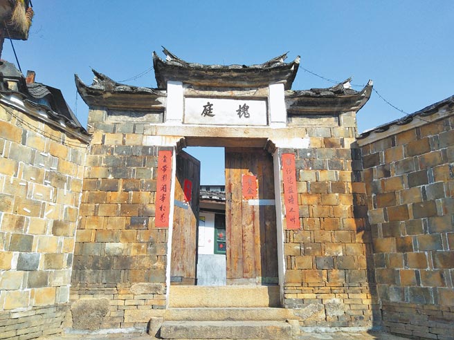 小镇的老宅比预想的多，斜岔走进门楣上写着槐庭的一座院落。（杨明摄）