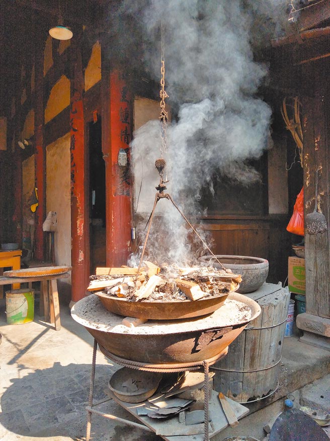 那烘烤甜饼缭绕的烟格外动人。（杨明摄）
