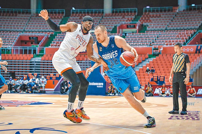 PLG台北富邦勇士洋將塞瑟夫（右）曾是烏克蘭男籃國手。（PLG提供）