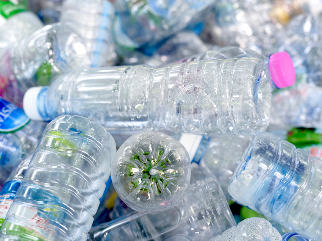 保特瓶的使用量很大，产生的垃圾非常多，现在找到可降解的酵素。图/greenqueen(photo:ChinaTimes)