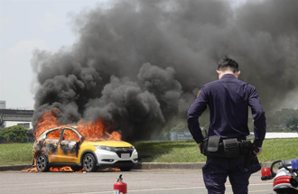 大佳碼頭小黃爆炸起火 警消滅火驚見駕駛喪生車內