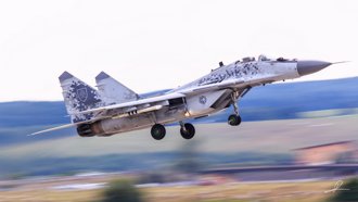 生死一瞬 烏克蘭MiG-29戰機冒著砲火中起飛 