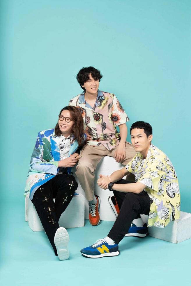 宇宙人左起方Q身穿Daniel Wong 藍色印花西裝套裝搭配HOGAN H580白色皮革休閒鞋，1萬8300元、小玉以Paul Smith服飾展現率性氣質、阿奎以MSGM亮色系襯衫搭配HOGAN H601撞色休閒鞋1萬8300元，展現與過去較為不同的服裝風格。（攝影/石智中、服裝/MSGM、Daniel Wong 、Paul Smith、鞋/HOGAN）