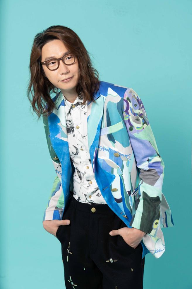 宇宙人貝斯手方Ｑ以「無所事事」作為身上造型的主題曲，因看似貴氣的裝扮，讓他想像起早上不用打掃、供人服侍、無所事事的生活。（攝影/石智中、服裝/Daniel Wong）