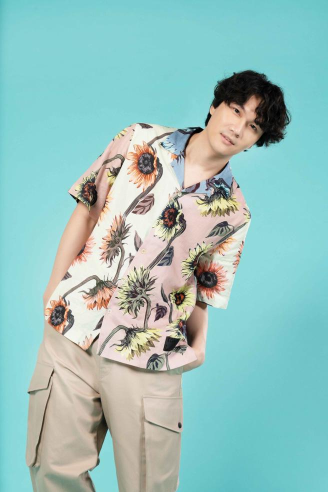宇宙人主唱小玉認為/Paul Smith的向日葵襯衫度假感十足，與「藍色的你」MV中的海洋場景很搭配。（攝影/石智中、服裝/Paul Smith、鞋/HOGAN）