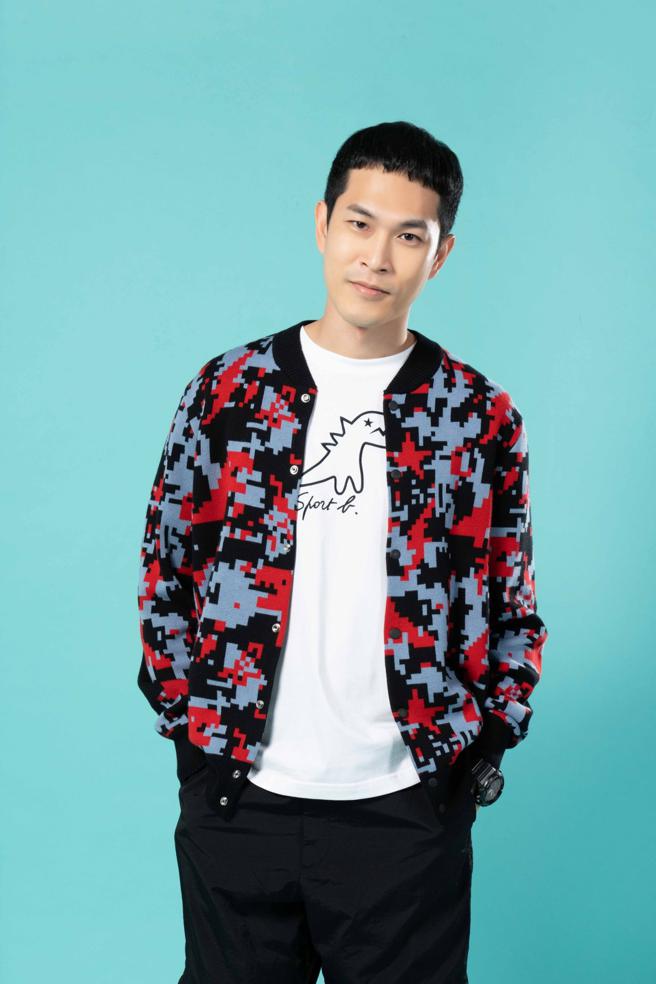 宇宙人吉他手阿奎表示平時多走低調簡約路線，SPORT b.的這套造型便是平時會穿的風格。攝影/石智中、服裝/、鞋/HOGAN）