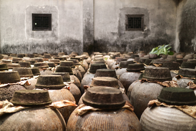 死水不畅，再加上蒸发，使沉淀的浓度加重加厚。我们的文化，我们的所谓前生因，就是这样。(示意图/shutterstock)