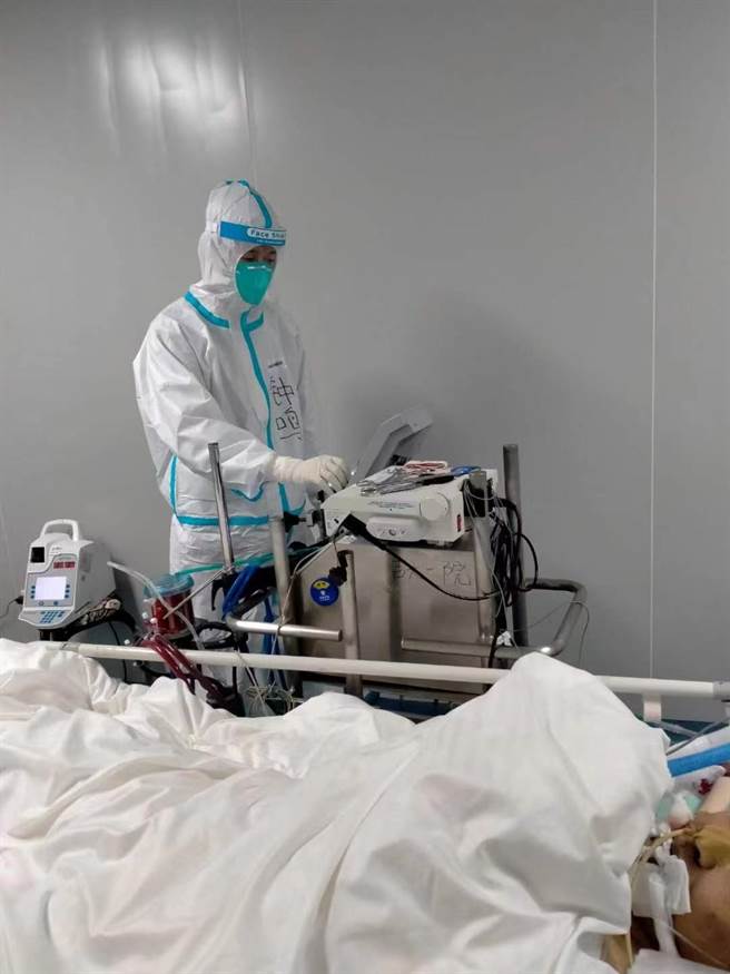 锺鸣：坚持动态清零，筑起老年脆弱人群防疫屏障。图为锺鸣诊治老年重症病人。（人民日报用户端／受访者提供）