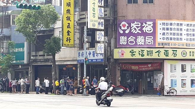 家福联合药局一早出现长长排队人龙。（陈梦茹摄）