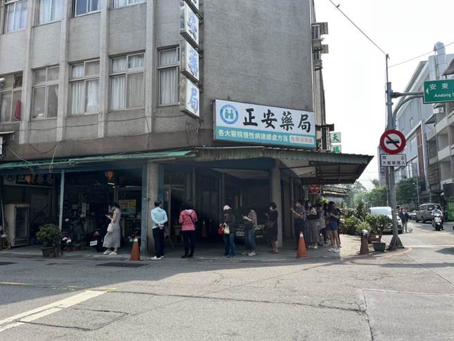 桃园有477个药局参与快筛实名制，各药局开卖时间不一，但都陆续出现排队人潮。（陈梦茹摄）