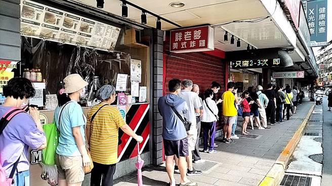 药师表示，26日晚间接到中央通知快筛试剂27日到货，但开卖时间却是看新闻才知道。 （图／翻摄自记者爆料网群组）