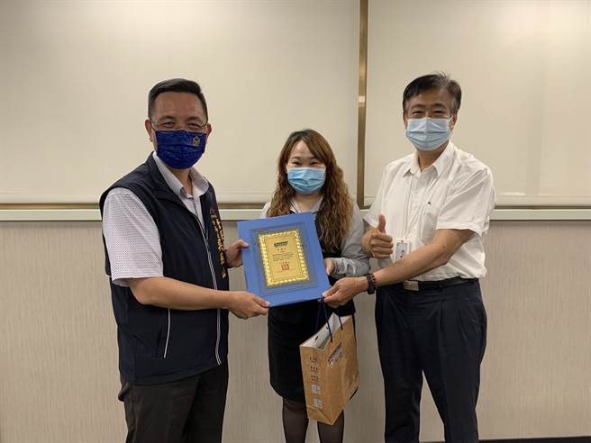 大甲警分局长吴燕山得知后，昨日到银行表扬行员机警与员警共同阻诈成功，保住民眾辛苦的血汗钱。（警方提供）