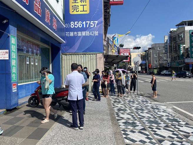 今天是快筛实名制上路首日，身分证尾数是双号者，今可前往药局购买，花莲不少药局在还没营业前，门口已出现排队人龙。（罗亦晽摄）