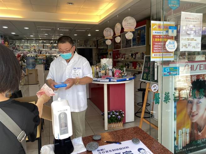 身分证尾数是双号者，今可前往药局购买快筛试剂，花莲不少药局配发到的78份试剂一早就遭秒杀。（罗亦晽摄）