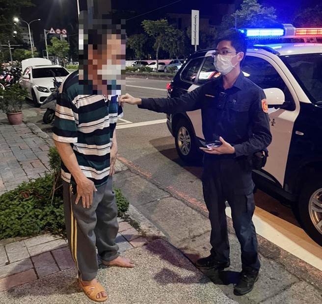 警方趕抵現場發現老翁僅穿著一隻拖鞋，老翁不斷向警方表示，「我找不到回家的路」？（警方提供）