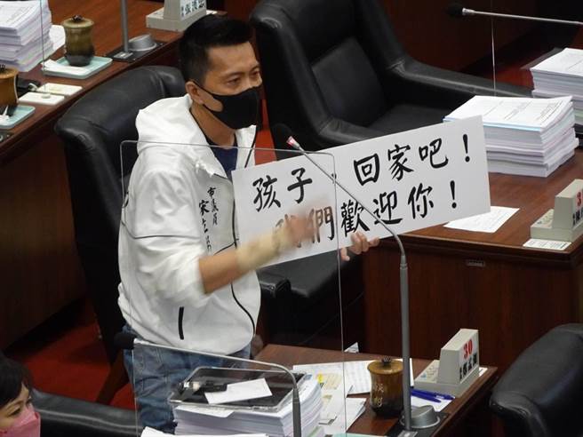 国民党高市议员宋立彬拿出纸板，欢迎陈其迈回家。（曹明正摄）