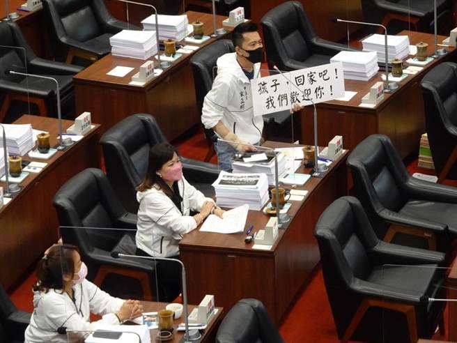 国民党高市议员宋立彬拿出纸板，欢迎陈其迈回家。（曹明正摄）