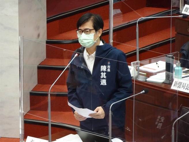 高雄巿长陈其迈28日在议会备询。（曹明正摄）