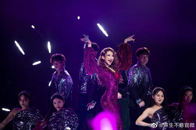 李玟玲珑有致的身材羡煞全场 (图/截自《声生不息》微博)
