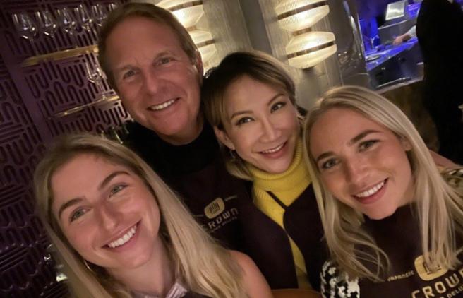 李玟与老公Bruce及继女开心聚会 (图/截自李玟微博)
