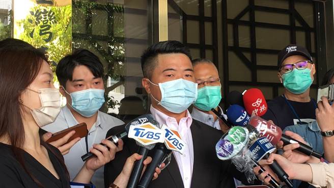 前立委顏寬恒（中）為周玉寇提告嗯哼保衛戰赴北檢出庭。(崔正綱攝)
