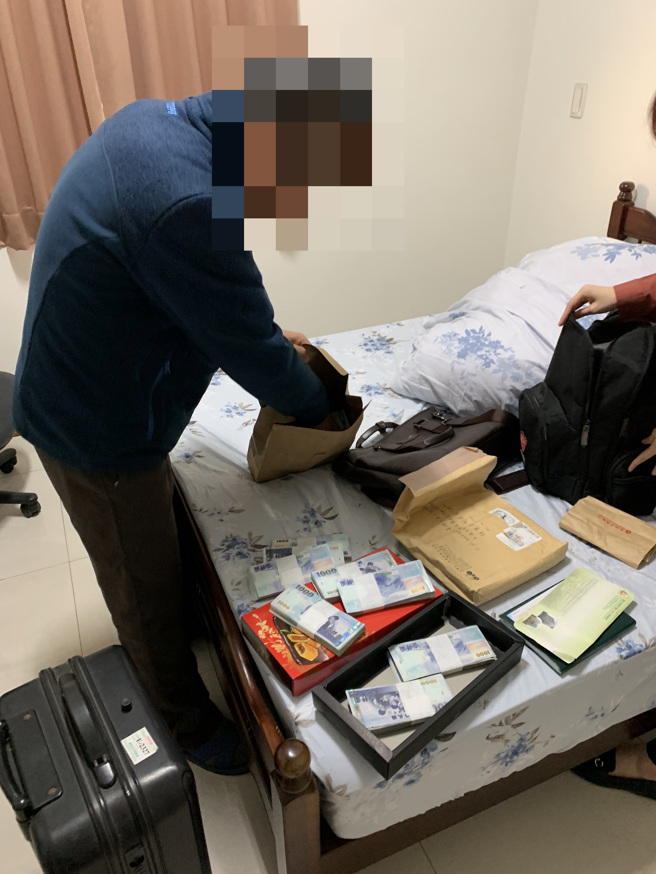 检警在搜索赖荣俊宿舍时，在宿舍找到300万现金，赖荣俊知道逃不掉了，当场承认就是贿款。（检方提供/吴建辉彰化传真）