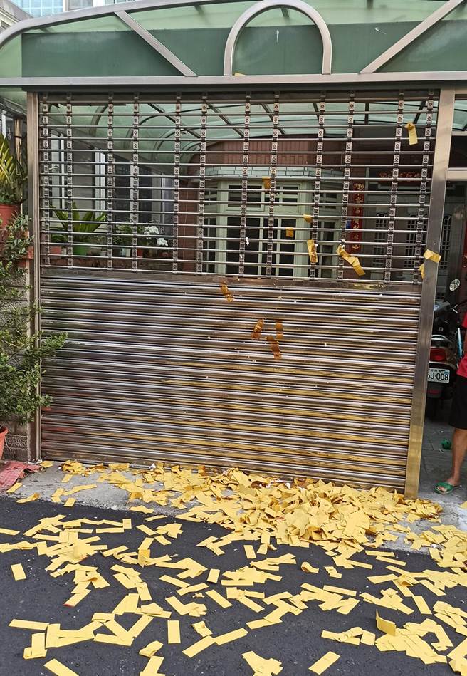 警方调查发现，2名男子今天凌晨至虐童案保母住家附近，邻居门口洒冥纸及丢鸡蛋，却搞错对象。（民眾提供）