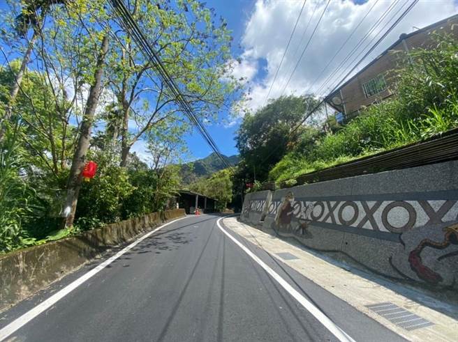 新北市农业局进行乌来区金堰农路改善工程，避免杂草丛生并增加会车空间。（新北市农业局提供）
